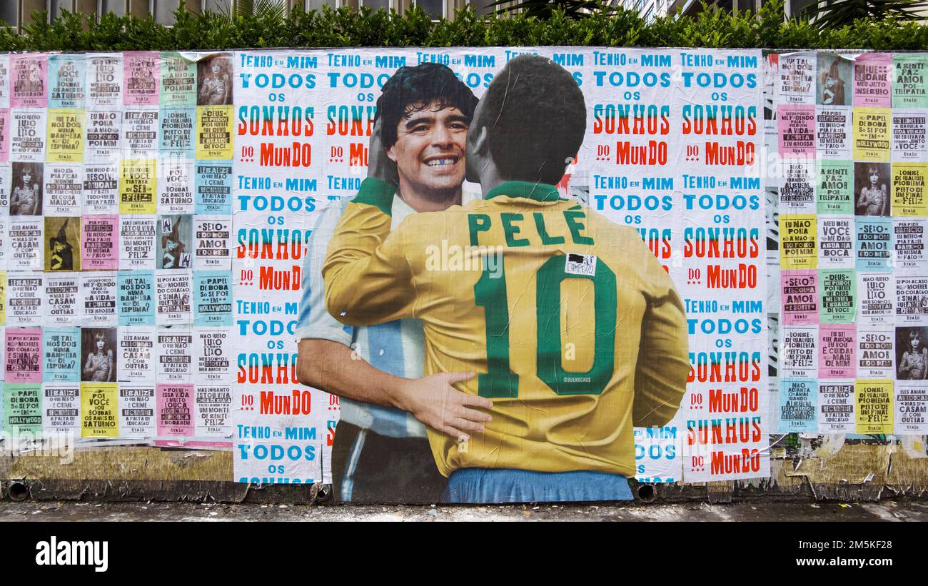 Fresque représentant la légende brésilienne du football Pele embrassant la star Argentine Diego Maradona à Sao Paulo, Brésil, le jeudi 29 décembre 2022. Trois fois champion du monde et idole éternelle de Santos, le plus grand joueur de l'histoire du sport quitte la scène à l'âge de 82 ans, une victime du cancer. Banque D'Images