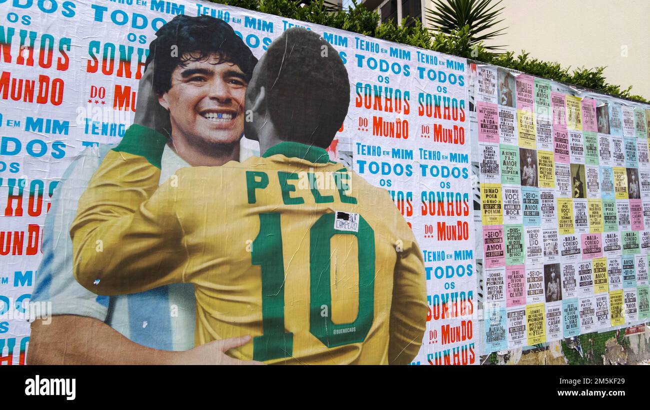Fresque représentant la légende brésilienne du football Pele embrassant la star Argentine Diego Maradona à Sao Paulo, Brésil, le jeudi 29 décembre 2022. Trois fois champion du monde et idole éternelle de Santos, le plus grand joueur de l'histoire du sport quitte la scène à l'âge de 82 ans, une victime du cancer. Banque D'Images