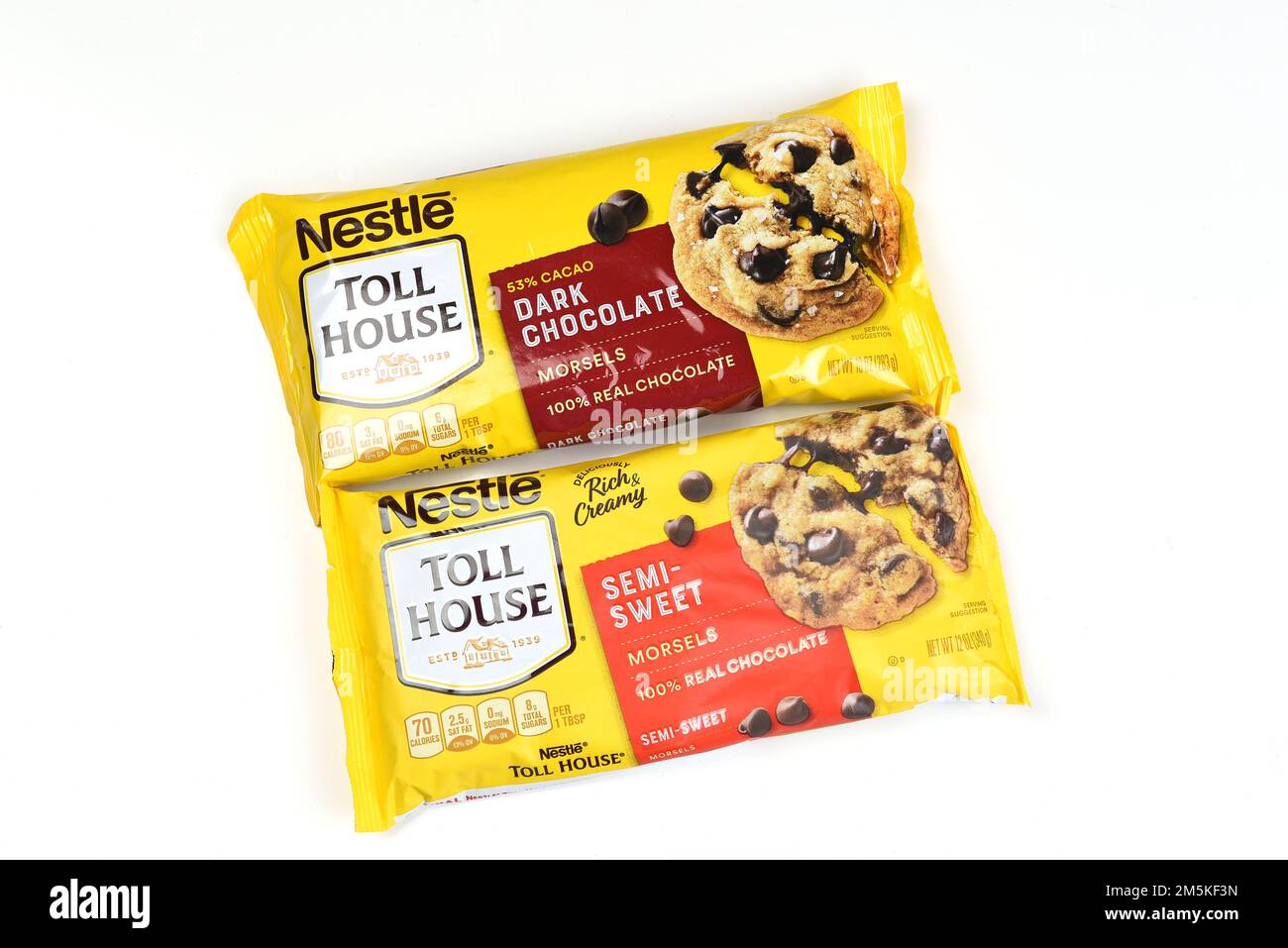 IRIVNE, CALIFORNIE - 23 DEC 2022: Deux sacs de Nestle Toll House Morsels, semi-doux, et chocolat noir. Banque D'Images