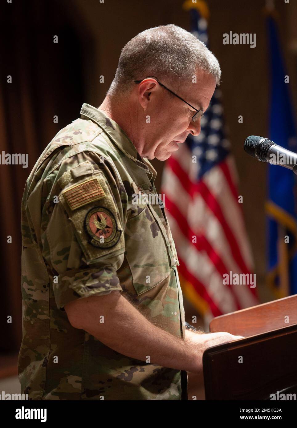 Le colonel Matthew Franke, aumônier du Commandement du matériel de la Force aérienne, a donné l’appel pour la cérémonie annuelle de remise des prix d’excellence de l’AFMC, à 22 mars 2022, à la base aérienne Wright-Patterson, en Ohio. Les gagnants de l’AEA représentent le meilleur de l’AFMC dans l’ensemble de la Force aérienne. Banque D'Images