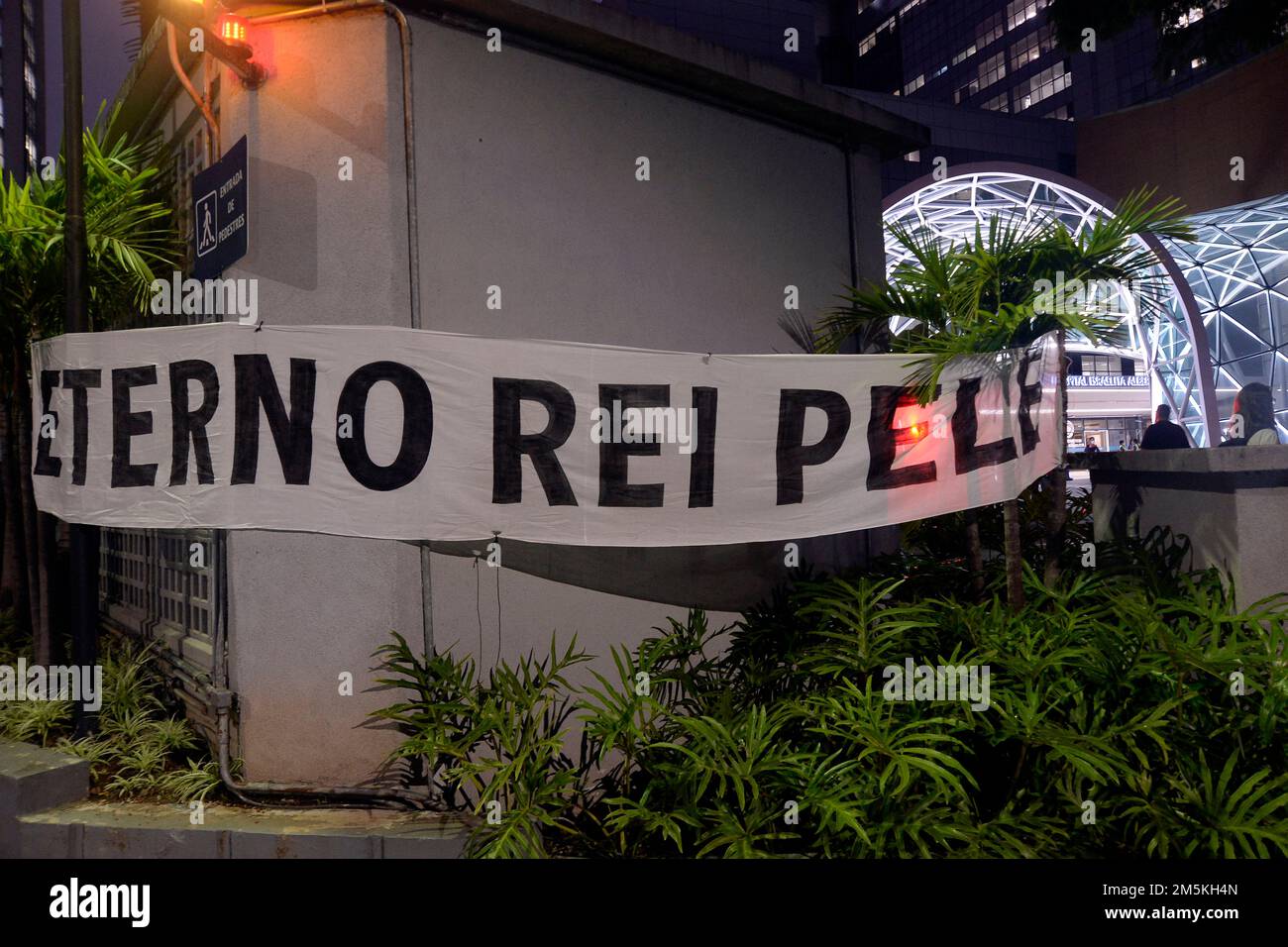 Sao Paulo, Brésil. 10th décembre 2022. Une bannière honorant la légende brésilienne du football Pelé avec l'inscription 'Eterno Rei Pele' ('Eternal King Pele') est suspendue à l'hôpital Albert Einstein. Pele, légende brésilienne du football, est décédé à l'âge de 82 ans. Credit: Alan Morici/dpa/Alay Live News Banque D'Images