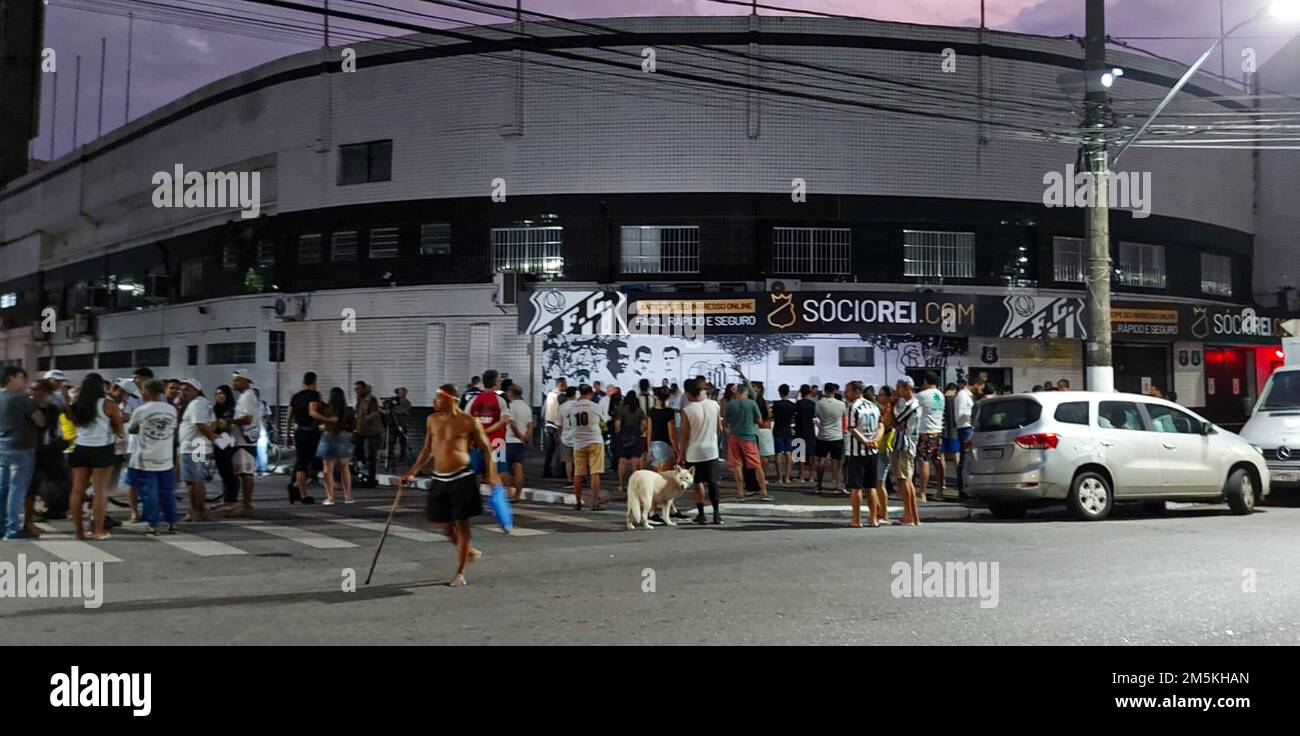 Santos, Sao Paulo, Brésil. 29th décembre 2022. (INT) la mort de Pele, légende brésilienne du football. 29 décembre 2022, Santos, Sao Paulo, Brésil: Il y a un grand mouvement au stade Urbano Caldeira, Vila Belmiro à Santos, sur la côte de Sao Paulo, en préparation pour le roi Pele qui est mort jeudi (29) après-midi. Des journalistes et des stations de télévision sont stationnés autour du stade, qui a été entouré de clôtures. (Credit image: © Luigi Bongiovanni/TheNEWS2 via ZUMA Press Wire) Banque D'Images