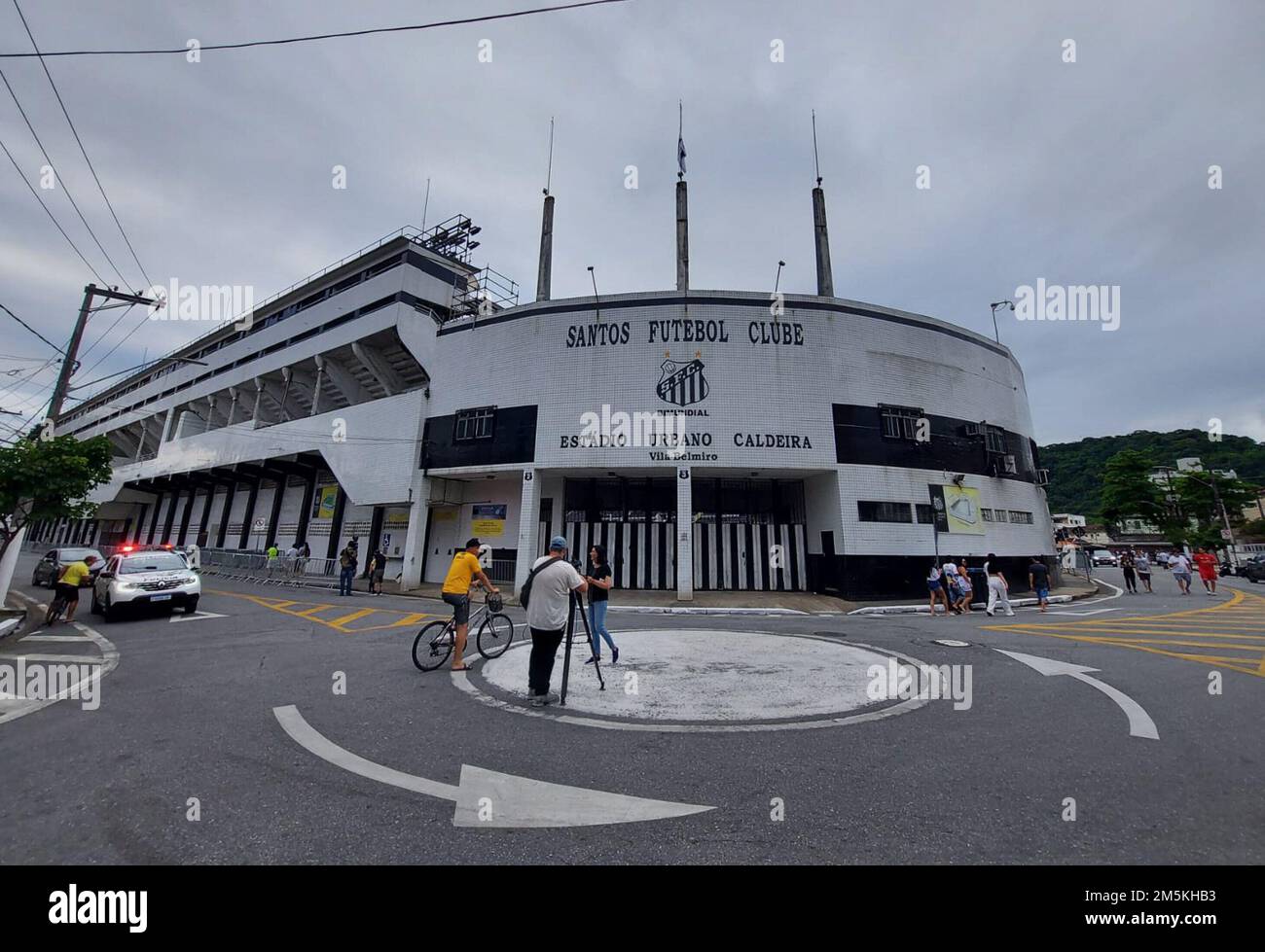 Santos, Sao Paulo, Brésil. 29th décembre 2022. (INT) la mort de Pele, légende brésilienne du football. 29 décembre 2022, Santos, Sao Paulo, Brésil: Il y a un grand mouvement au stade Urbano Caldeira, Vila Belmiro à Santos, sur la côte de Sao Paulo, en préparation pour le roi Pele qui est mort jeudi (29) après-midi. Des journalistes et des stations de télévision sont stationnés autour du stade, qui a été entouré de clôtures. (Credit image: © Luigi Bongiovanni/TheNEWS2 via ZUMA Press Wire) Banque D'Images
