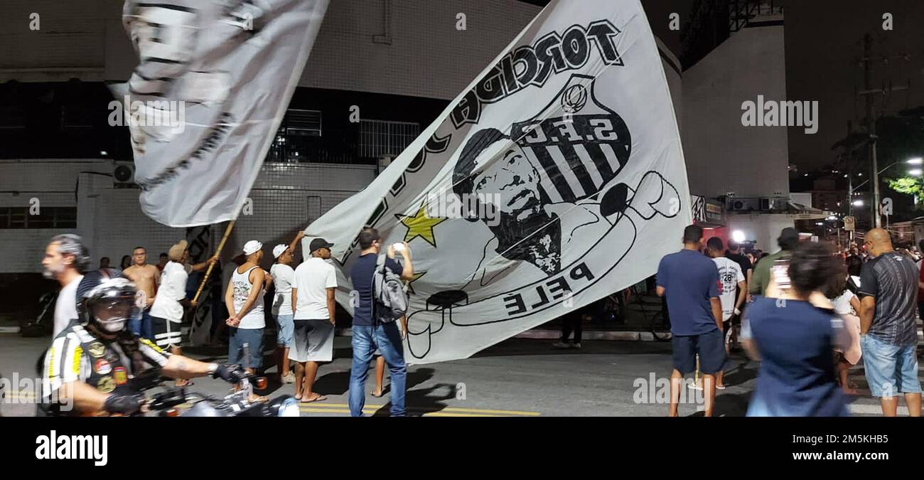Santos, Sao Paulo, Brésil. 29th décembre 2022. (INT) la mort de Pele, légende brésilienne du football. 29 décembre 2022, Santos, Sao Paulo, Brésil: Il y a un grand mouvement au stade Urbano Caldeira, Vila Belmiro à Santos, sur la côte de Sao Paulo, en préparation pour le roi Pele qui est mort jeudi (29) après-midi. Des journalistes et des stations de télévision sont stationnés autour du stade, qui a été entouré de clôtures. (Credit image: © Luigi Bongiovanni/TheNEWS2 via ZUMA Press Wire) Banque D'Images