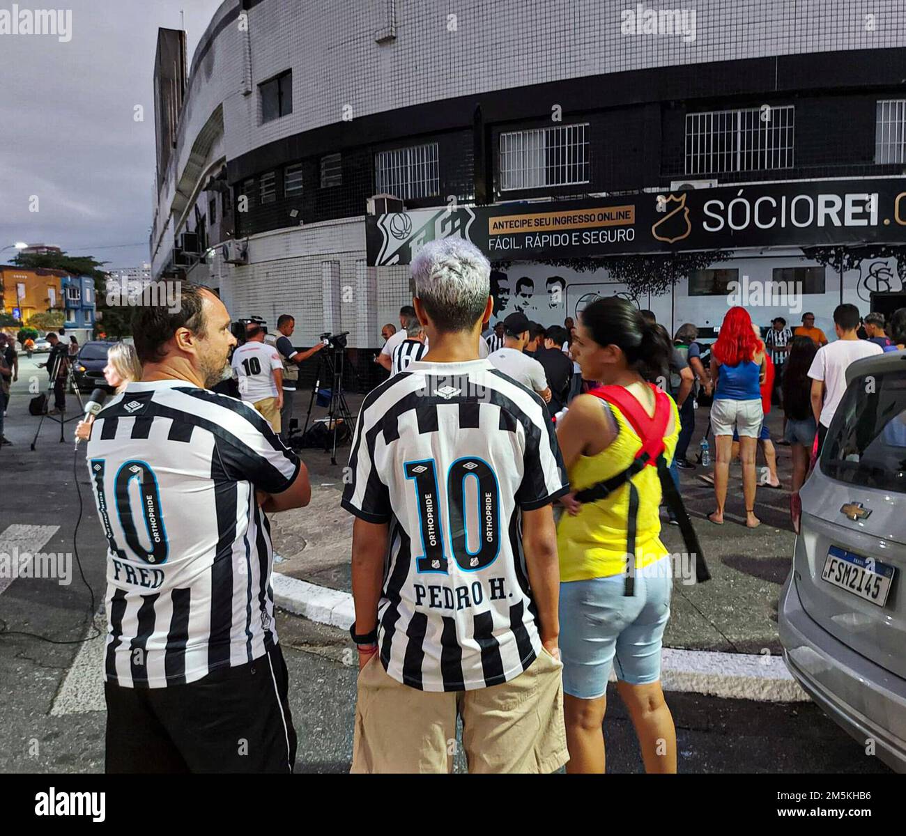 Santos, Sao Paulo, Brésil. 29th décembre 2022. (INT) la mort de Pele, légende brésilienne du football. 29 décembre 2022, Santos, Sao Paulo, Brésil: Il y a un grand mouvement au stade Urbano Caldeira, Vila Belmiro à Santos, sur la côte de Sao Paulo, en préparation pour le roi Pele qui est mort jeudi (29) après-midi. Des journalistes et des stations de télévision sont stationnés autour du stade, qui a été entouré de clôtures. (Credit image: © Luigi Bongiovanni/TheNEWS2 via ZUMA Press Wire) Banque D'Images