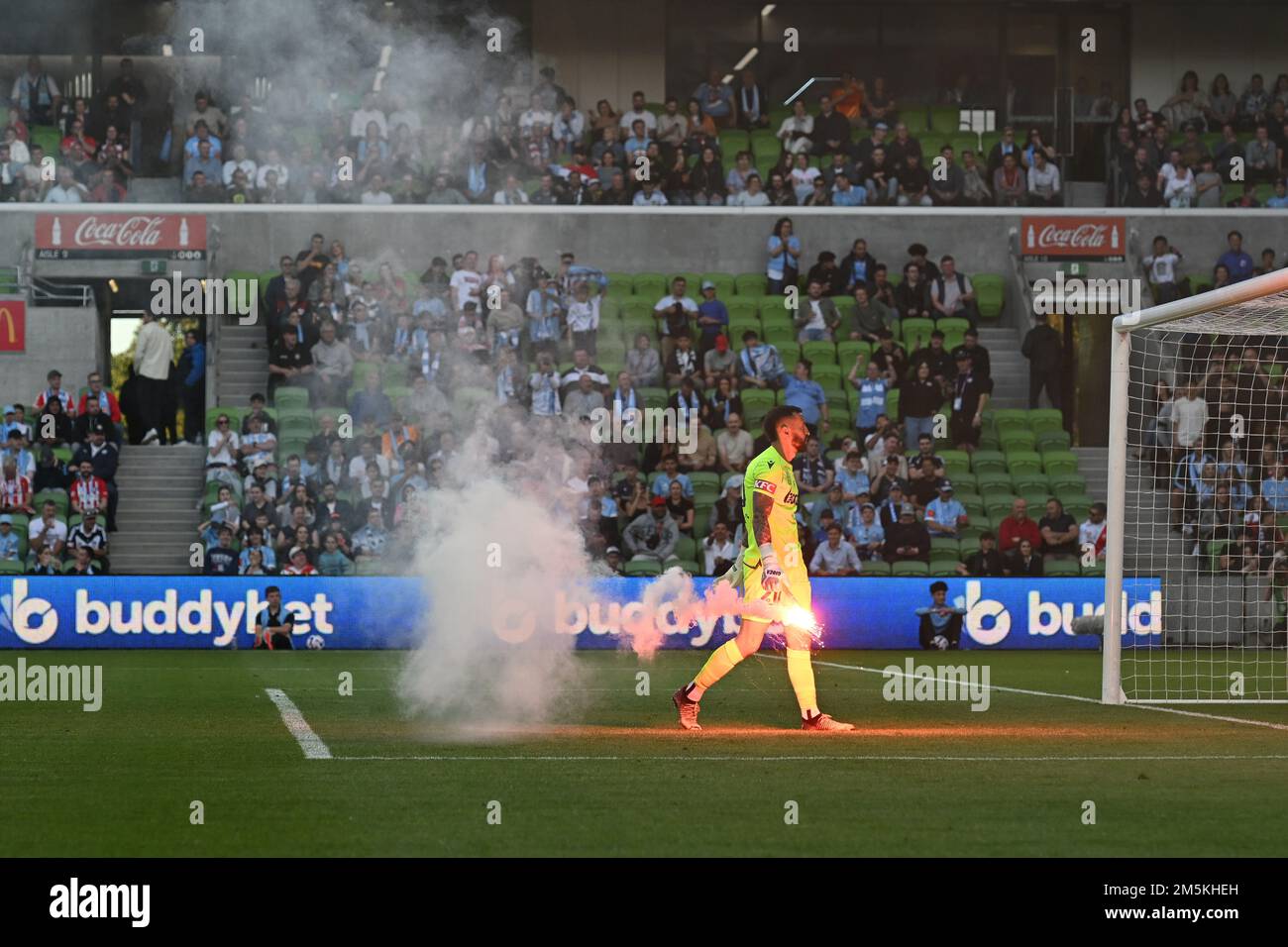 MELBOURNE, AUSTRALIE. 17 décembre 2022. Melbourne City contre Melbourne Victory. Gardien de but de la victoire, Paul Izzo porte un éclat projeté sur le terrain. Banque D'Images