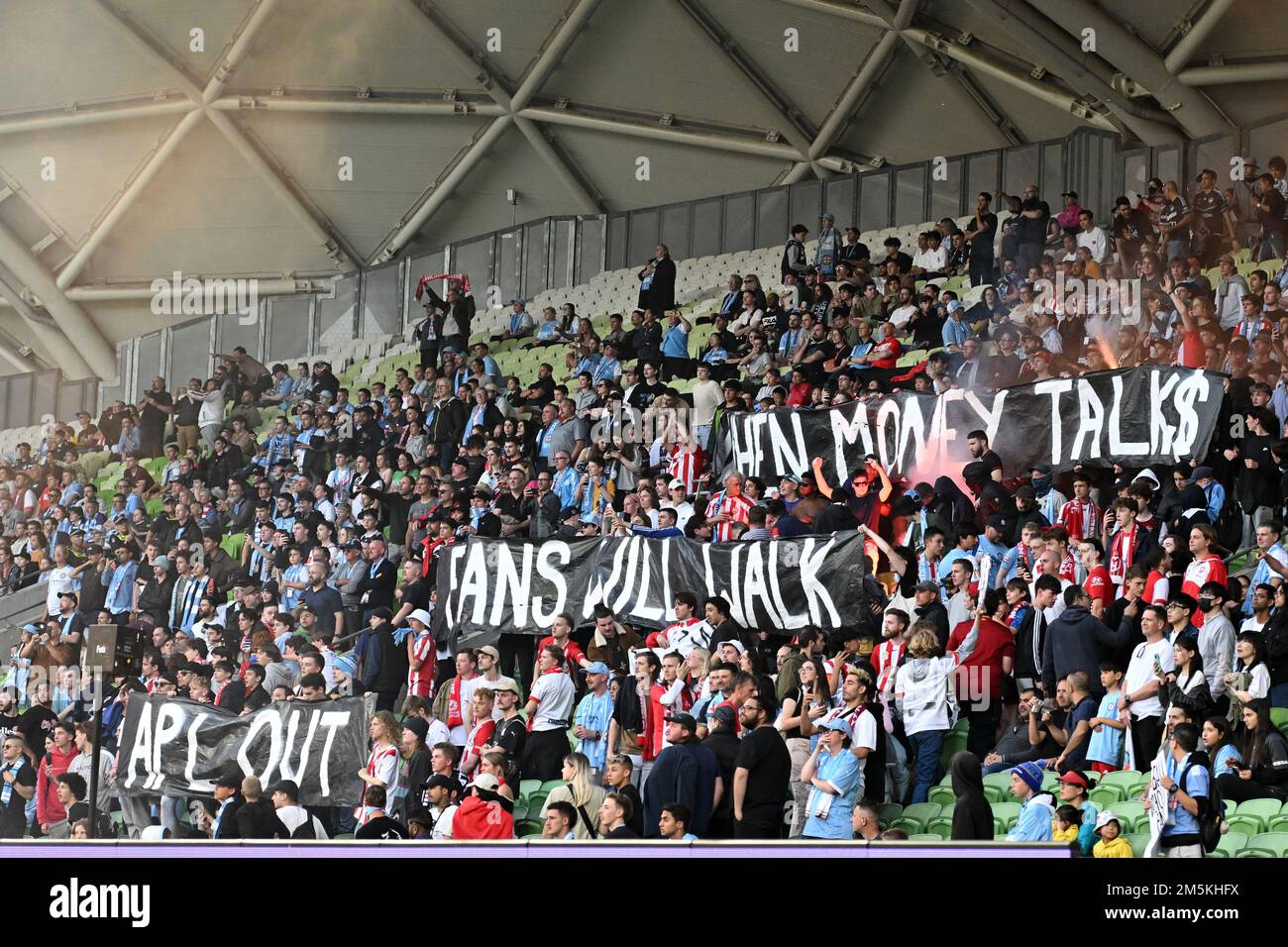 MELBOURNE, AUSTRALIE. 17 décembre 2022. Melbourne City contre Melbourne Victory. Les supporters de Melbourne à l'AAMI Park protestent contre des banderoles à l'unfurl Banque D'Images