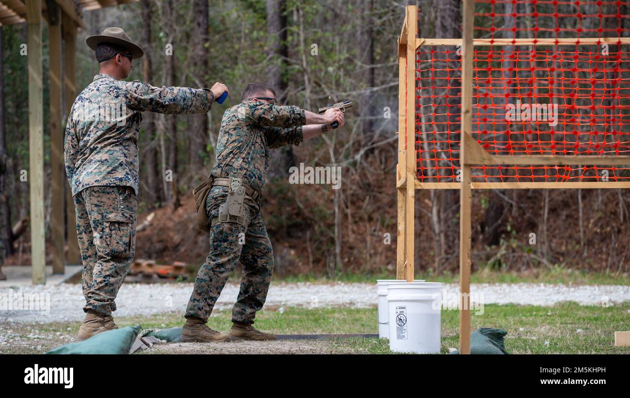 A ÉTATS-UNIS Marine tire son arme lors de la compétition est de Marines corps Marksmanship sur le camp Lejeune, Caroline du Nord, 22 mars 2022. La compétition était en faveur des conseils du commandant pour développer des guerriers avec force physique et mentale, ténacité, initiative et agressivité pour innover, s'adapter et gagner dans un environnement opérationnel en évolution rapide. Banque D'Images