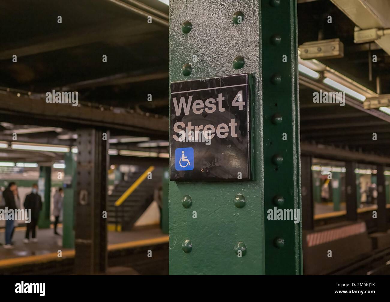 NEW YORK, NEW YORK – 28 décembre 2022 : une plate-forme de 4th rues est visible dans le métro de New York. Banque D'Images