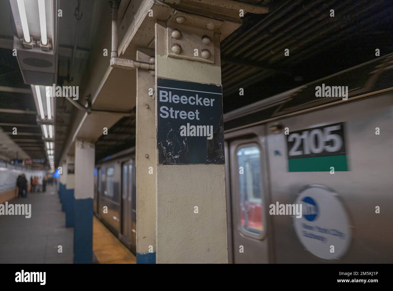 NEW YORK, NEW YORK – 28 décembre 2022 : une plate-forme de la rue Bleecker est vue dans le métro de la ville de New York. Banque D'Images