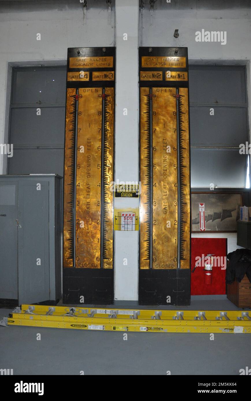 Deux mètres géants, probablement âgés de plus de 80 ans, dorment profondément à l'intérieur du barrage de Sepulveda pendant le temps sec de 22 mars à Van Nuys, en Californie. Les compteurs mesurent la profondeur de l'eau montante. Le barrage fonctionne automatiquement en fonction du niveau de la rivière Los Angeles. Le barrage a subi une inspection de la structure hydraulique en acier 22-23 mars. (Photo de John Reese, États-Unis Armée corps of Engineers District de Los Angeles) Banque D'Images