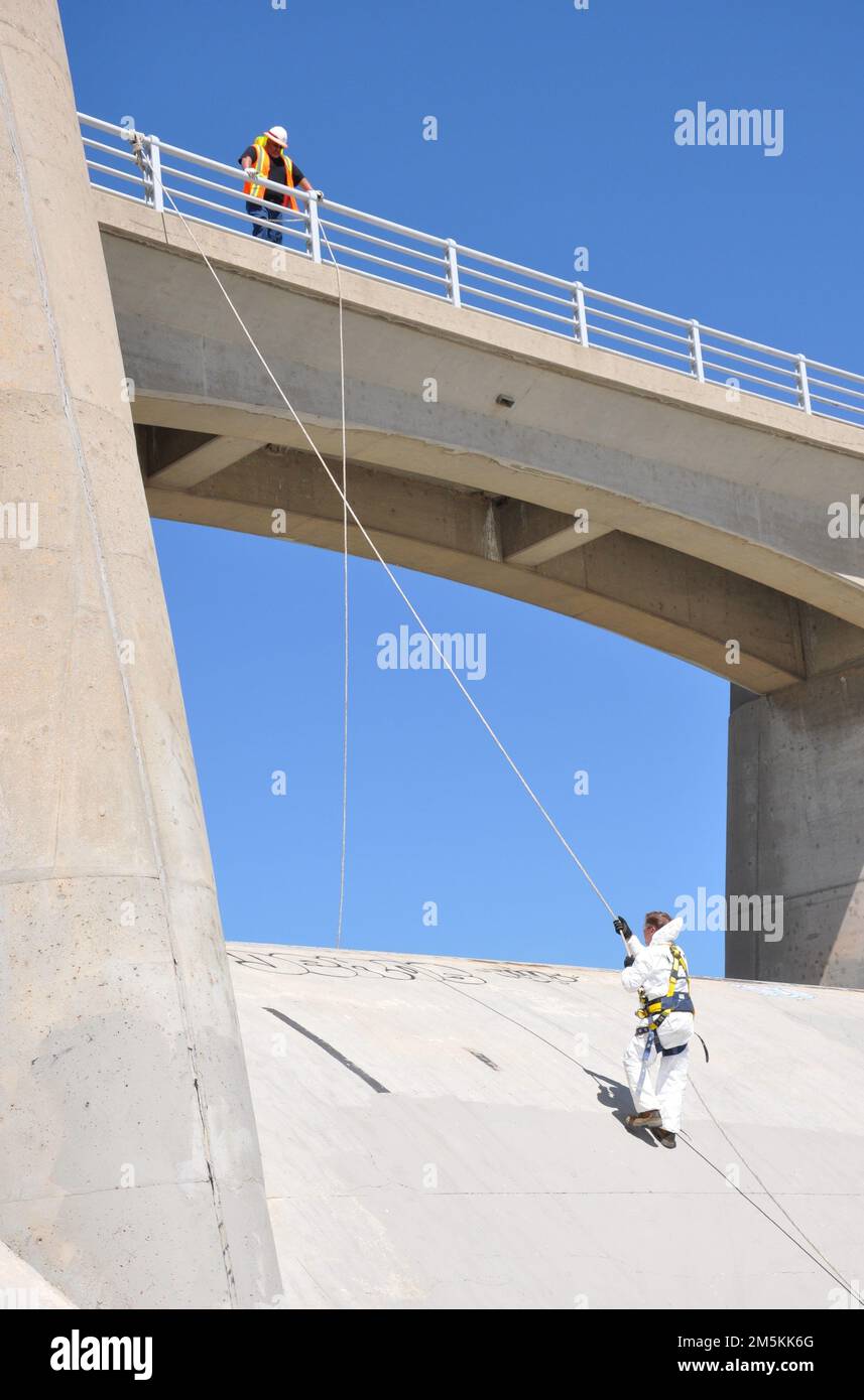 Un ingénieur passe en toute sécurité de la crête du barrage de Sepulveda à la rivière Los Angeles, 22 mars 2022, à Van Nuys, en Californie. Les travailleurs devaient d'abord ouvrir les puits de ventilation et tester la qualité de l'air à l'intérieur de la structure avant de pouvoir entrer. Le barrage – construit par les États-Unis Le corps des ingénieurs de l'armée, en réponse aux inondations de Los Angeles en 1938, a subi une inspection hydraulique de la structure en acier 22-23 mars. (Photo de John Reese, États-Unis Armée corps of Engineers District de Los Angeles) Banque D'Images