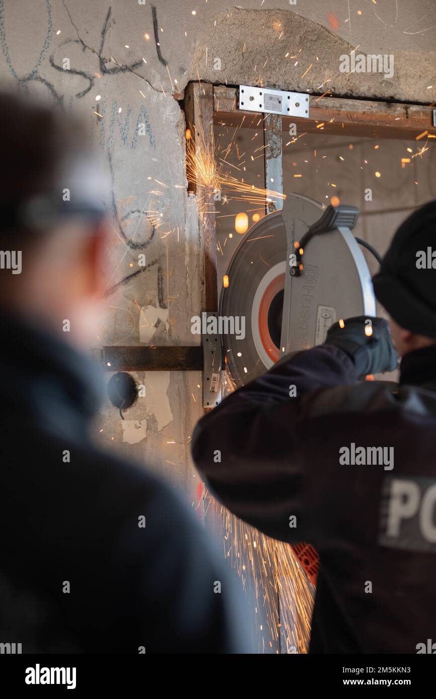Un membre de l'unité spéciale de police du district de Brcko (JSP) utilise une scie de sauvetage pour briser une porte d'acier sur les terrains d'entraînement de Rajlovac, Sarajevo, Bosnie-Herzégovine, 22 mars 2022. Les enquêteurs et opérateurs de l'Agence d'enquête et de protection de l'État de Bosnie-Herzégovine (SIPA), l'unité spéciale de lutte contre le terrorisme de la Republika Srpska (RS CAJ), les forces armées de Bosnie-Herzégovine (EOD), l'unité spéciale de police du district de Brcko (JSP) et l'unité spéciale de service du ministère fédéral de l'intérieur (FMUP SSU) ont reçu une formation pratique avec les États-Unis Forces spéciales de l'armée lors d'un exercice de braconnage d'une semaine tenu à 21 mars- Banque D'Images