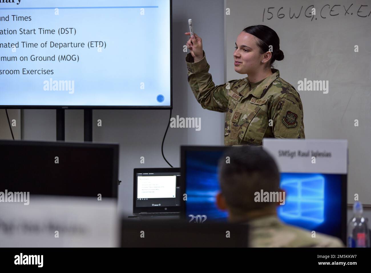 ÉTATS-UNIS Le Sgt. Amberlynn Garcia, directeur du cours de commandement et de contrôle de l'AMC, Escadron d'entraînement du 435th, base aérienne Scott, Illinois, donne des instructions aux aviateurs lors d'un événement d'entraînement de commandement et de contrôle à la base de la Garde nationale aérienne de Muñiz, en Caroline, à Porto Rico, en 22 mars 2022. Le cours de commandement et de contrôle est une formation spécialisée qui a permis aux aviateurs du groupe d'intervention en cas d'urgence 156th d'utiliser des simulateurs pour gérer un poste de commandement virtuel à l'appui de l'entreprise de mobilité. Banque D'Images