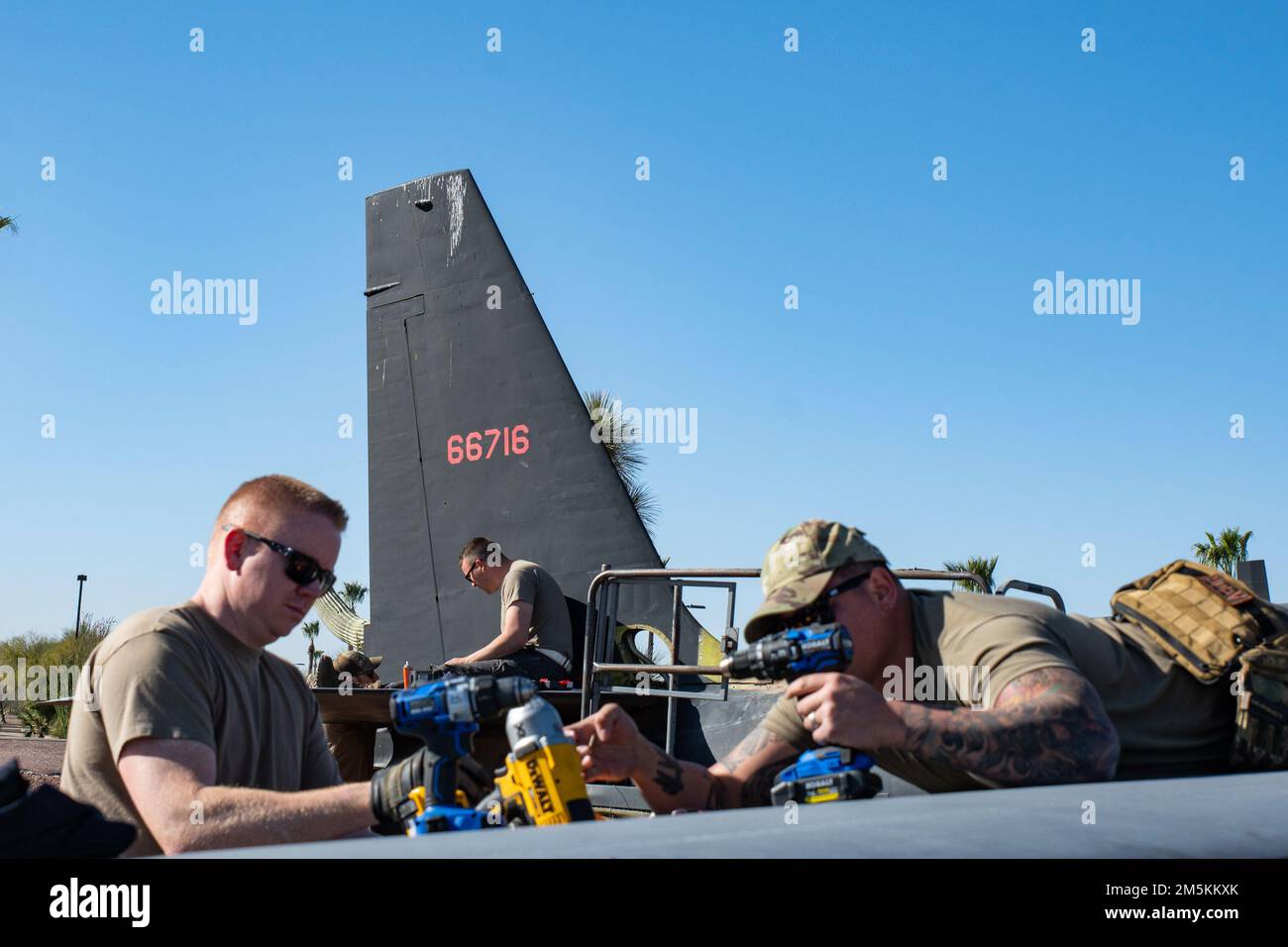 ÉTATS-UNIS Des aviateurs de la Force aérienne affectés à l'équipe de réparation des dommages de combat et d'entretien du dépôt expéditionnaire de 309th avions de la base aérienne de Hill, Utah, travaillent au démontage d'une exposition statique d'une Dame-dragon de U2 à la base aérienne de Davis-Monthan, Arizona, 22 mars 2022. L’équipe a enlevé les ailes et la queue de l’avion pour le préparer au transport jusqu’à son nouvel emplacement au Hill Aerospace Museum, Utah. Banque D'Images