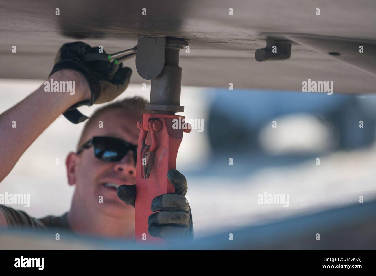 A ÉTATS-UNIS L'Airman de la Force aérienne affecté à l'équipe de réparation des dommages à la bataille et de maintenance du dépôt expéditionnaire de 309th avions de la base aérienne de Hill, Utah, travaille à démonter une exposition statique d'une Dame-dragon de U2 à la base aérienne de Davis-Monthan, Arizona, 22 mars 2022. L’équipe a enlevé les ailes et la queue de l’avion pour le préparer au transport jusqu’à son nouvel emplacement au Hill Aerospace Museum, Utah. Banque D'Images
