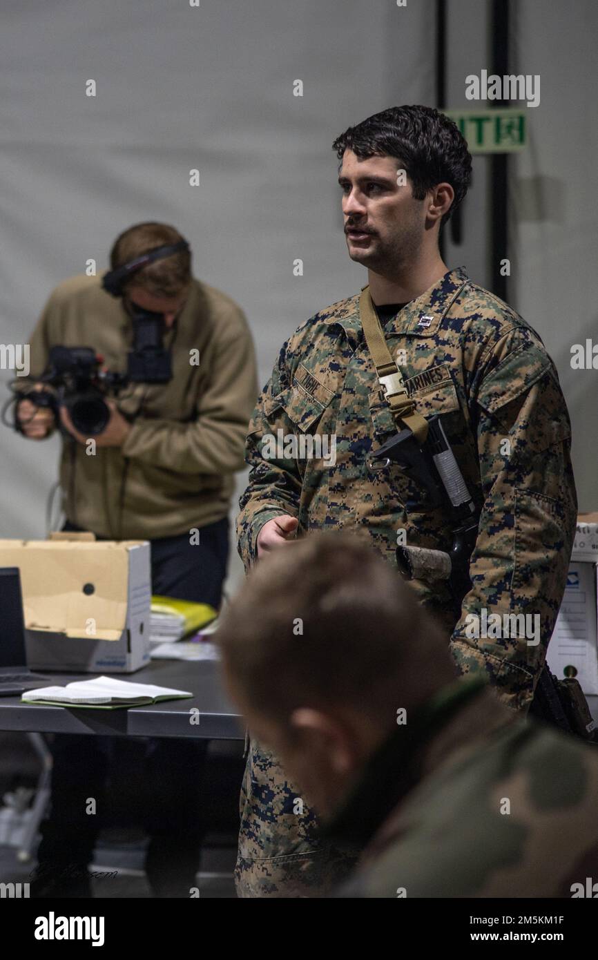 ÉTATS-UNIS Le capitaine du corps maritime Christopher Tighe informe le personnel de l’Armée française des capacités de l’équipe des effets de tous les domaines au cours de l’exercice Cold Response 2022, Narvik, Norvège, 23 mars 2022. Tighe est le chef de l'équipe de liaison des armes de soutien Bravo, 2nd Air Naval Gunfire liaison Company, II Marine Expeditionary Force information Group. L'exercice Cold Response '22 est un exercice biennal de préparation nationale et de défense norvégien qui a lieu dans toute la Norvège, avec la participation de chacun de ses services militaires, ainsi que de 26 nations et régions alliées supplémentaires de l'Organisation du Traité de l'Atlantique Nord Banque D'Images