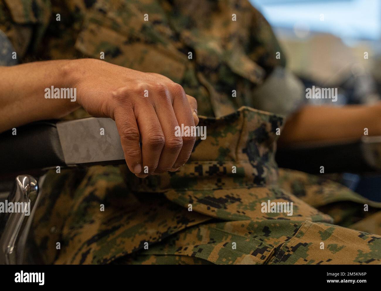 A ÉTATS-UNIS Le recrutement de corps de marine avec la compagnie kilo, 3rd Recruit Training Battalion, obtient sa coupe hebdomadaire sur le corps de recrutement de corps de marine Depot San Diego, 23 mars 2022. Les recrues reçoivent des coupes de cheveux pour maintenir l'uniformité tout au long de la formation des recrues. Banque D'Images