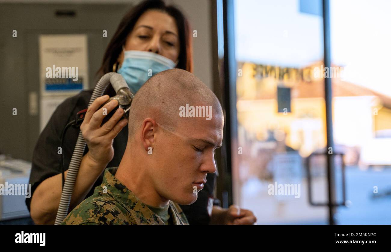 ÉTATS-UNIS Matthew Elisée, un recrue de la compagnie kilo, 3rd Recruit Training Battalion, obtient sa coupe de cheveux hebdomadaire sur le corps de la Marine Recruit Depot San Diego, 23 mars 2022. Les recrues reçoivent des coupes de cheveux pour maintenir l'uniformité tout au long de la formation des recrues. Elsing a été recruté à Amarillo, Texas, avec la sous-station de recrutement Odessa. Banque D'Images