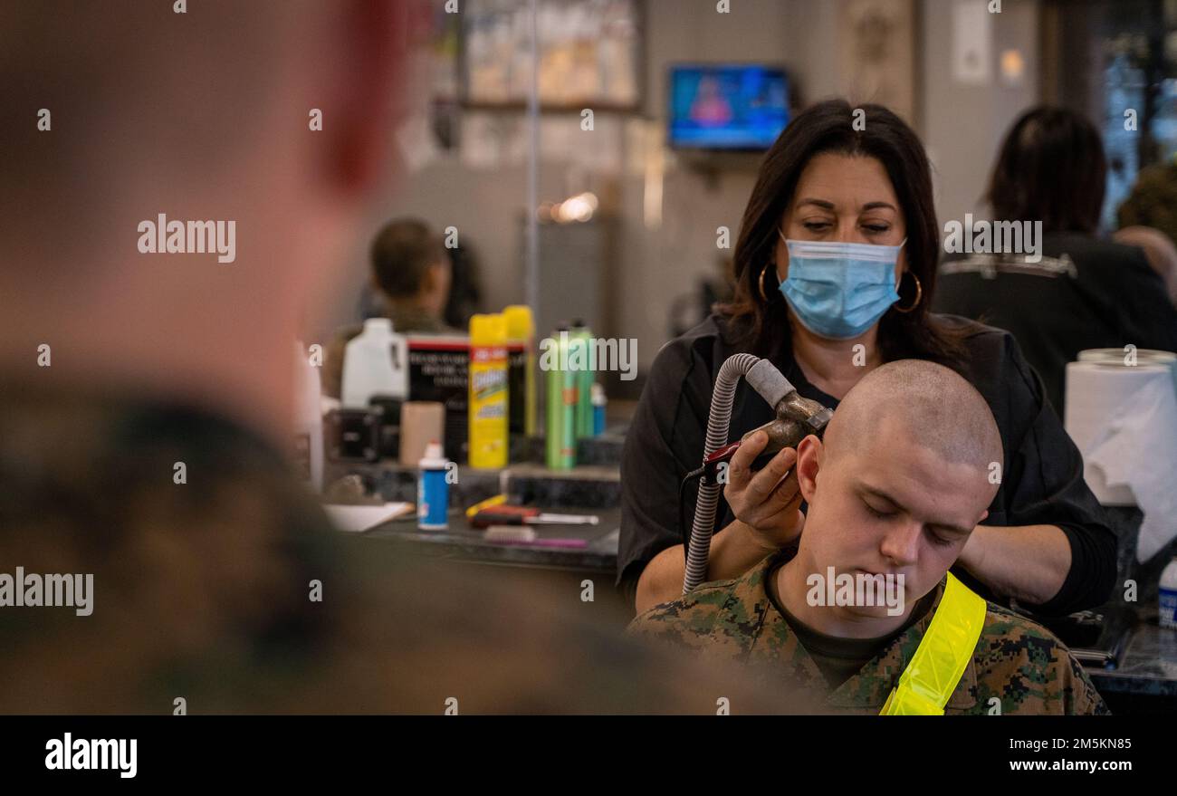 ÉTATS-UNIS Benjamin Cornelius, un recrue de la compagnie kilo, 3rd Recruit Training Battalion, obtient sa coupe de cheveux hebdomadaire sur le dépôt de recrutement de corps de la marine San Diego, 23 mars 2022. Les recrues reçoivent des coupes de cheveux pour maintenir l'uniformité tout au long de la formation des recrues. Cornelius a été recruté à l'extérieur d'Indianapolis, Ind. Avec la sous-station de recrutement Avon. Banque D'Images