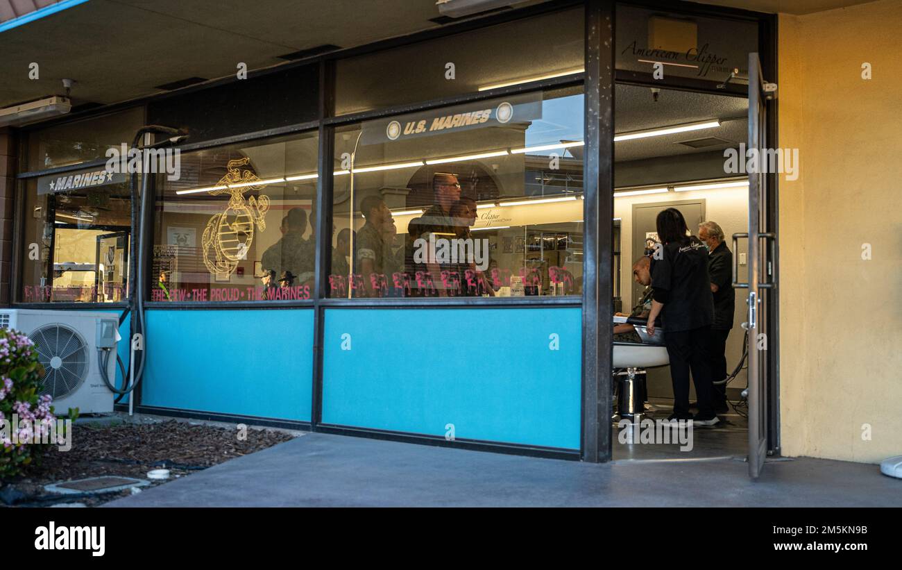 ÉTATS-UNIS Les recrues du corps de la marine avec la compagnie kilo, 3rd recrute le Bataillon d'entraînement, obtiennent leur coupe hebdomadaire sur le dépôt de recrutement du corps de la marine San Diego, 23 mars 2022. Les recrues reçoivent des coupes de cheveux pour maintenir l'uniformité tout au long de la formation des recrues. Banque D'Images