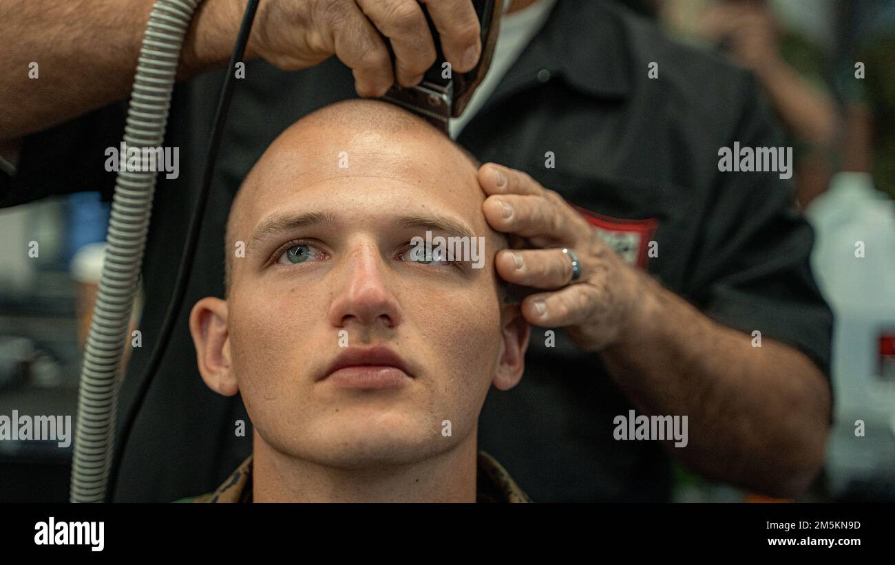 ÉTATS-UNIS La recrue du corps maritime Shad John, une recrue de la compagnie kilo, 3rd Recruit Training Battalion, obtient sa coupe de cheveux hebdomadaire sur le dépôt de recrutement du corps marin San Diego, 23 mars 2022. Les recrues reçoivent des coupes de cheveux pour maintenir l'uniformité tout au long de la formation des recrues. John a été recruté à Butte, au Mont., à la sous-station de recrutement Missoula. Banque D'Images