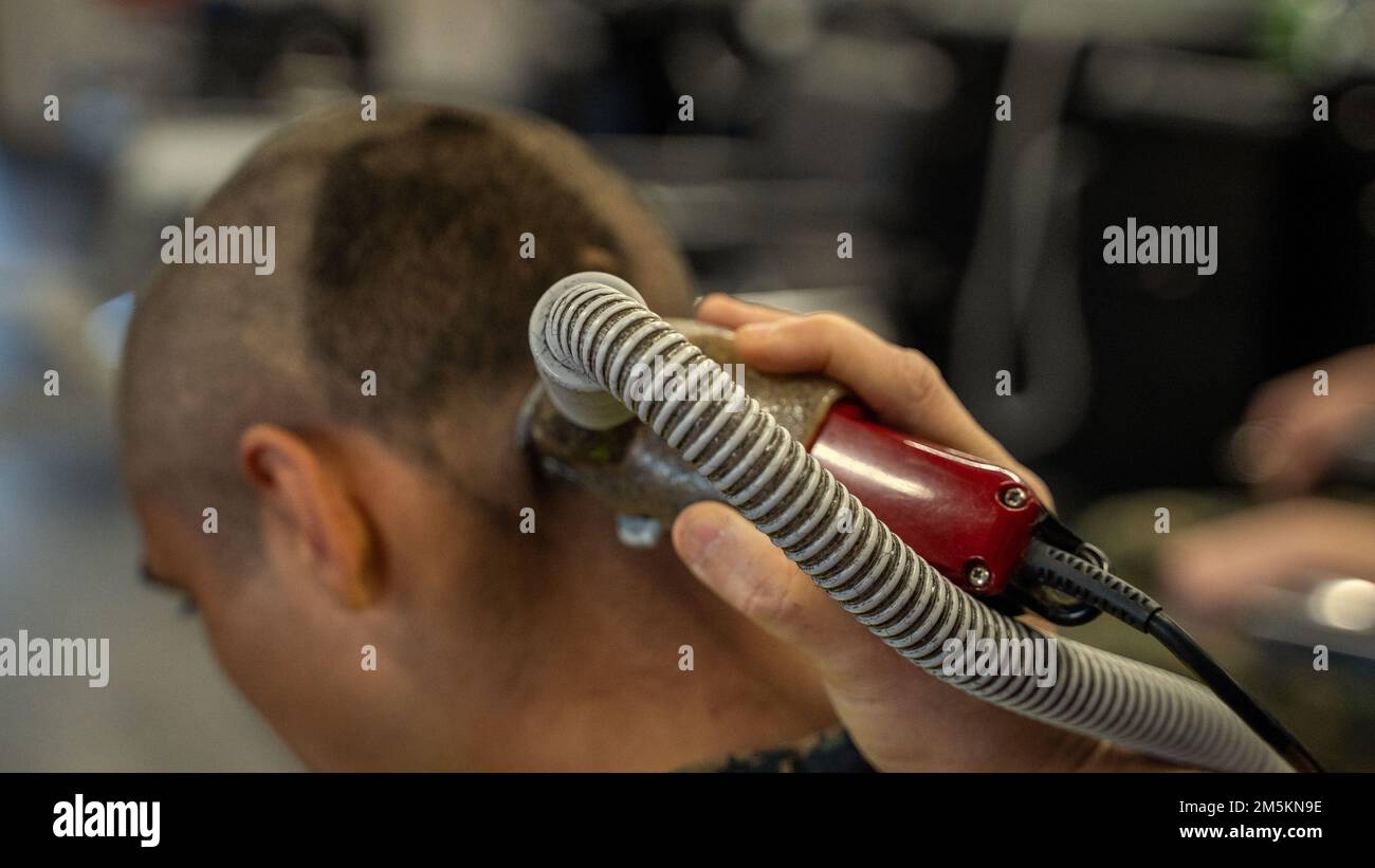 A ÉTATS-UNIS Le recrutement de corps de marine avec la compagnie kilo, 3rd Recruit Training Battalion, obtient sa coupe hebdomadaire sur le corps de recrutement de corps de marine Depot San Diego, 23 mars 2022. Les recrues reçoivent des coupes de cheveux pour maintenir l'uniformité tout au long de la formation des recrues. Banque D'Images