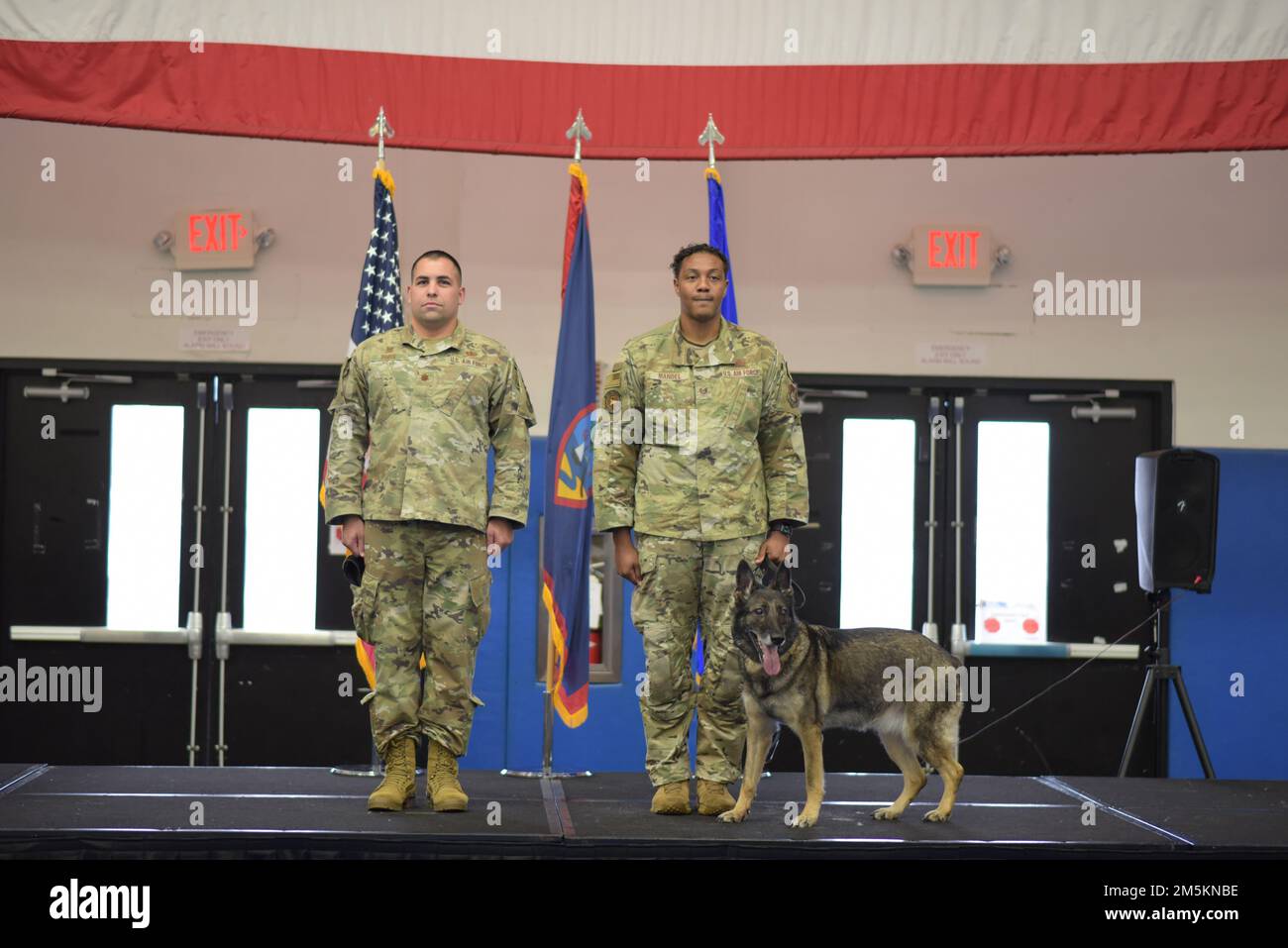 ÉTATS-UNIS Tech. De la Force aérienne Le Sgt Michael Mandel, maître-chien militaire de l'escadron 36th des forces de sécurité, escorte le MWD Foxie lors d'une cérémonie de retraite à la base aérienne d'Andersen, à Guam (23 mars 2022). La cérémonie a reconnu quatre MWD avec 29 années de service combinées. Banque D'Images ÉTATS-UNIS Tech. De la Force aérienne Le Sgt Michael Mandel, maître-chien militaire de l'escadron 36th des forces de sécurité, escorte le MWD Foxie lors d'une cérémonie de retraite à la base aérienne d'Andersen, à Guam (23 mars 2022). La cérémonie a reconnu quatre MWD avec 29 années de service combinées. Banque D'Images