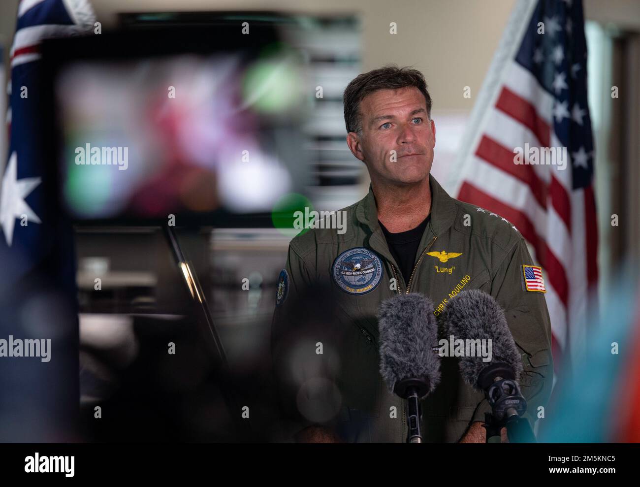 AMBERLEY, Australie (23 mars 2022) Commandant, États-Unis Le sous-ministre adjoint du Commandement Indo-Pacifique, John C. Aquilino, pose des questions à la presse régionale de la base aérienne d'Amberley. Aquilino se rend en Australie au cours d'un voyage multipays pour rencontrer les dirigeants régionaux afin de renforcer les relations américaines et de réaffirmer l'importance d'une Indo-Pacifique libre et ouverte. Banque D'Images