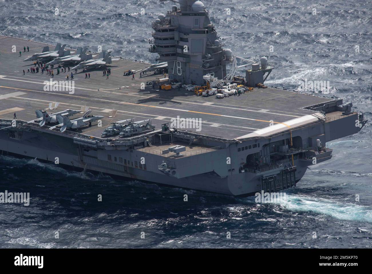 L'USS Gerald R. Ford (CVN 78) transite l'océan Atlantique, 23 mars 2022. Ford est en cours dans l’océan Atlantique en menant une certification de plate-forme de vol et des qualifications de transporteur d’ailes aériennes dans le cadre de la phase de base sur mesure du navire avant le déploiement opérationnel. Banque D'Images