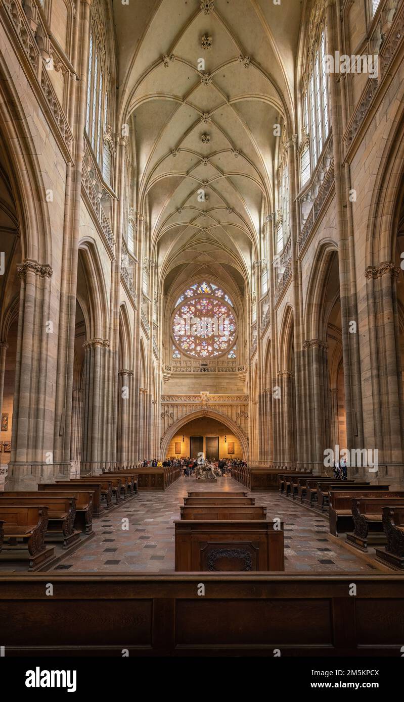 St. Intérieur de la cathédrale de Vitus avec fenêtre rose au château de Prague - Prague, République tchèque Banque D'Images