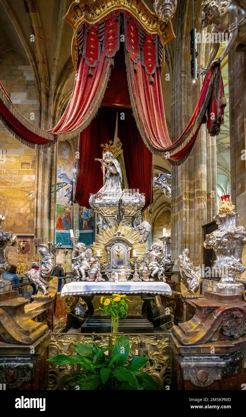 Tombe de Saint Jean de Nepomuk à Saint Intérieur de la cathédrale de Vitus au château de Prague - Prague, République tchèque Banque D'Images