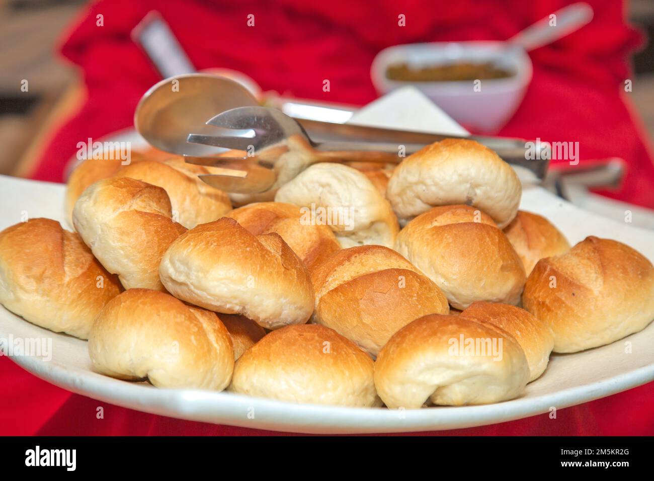 grand groupe de pains cuits sur une assiette. Banque D'Images