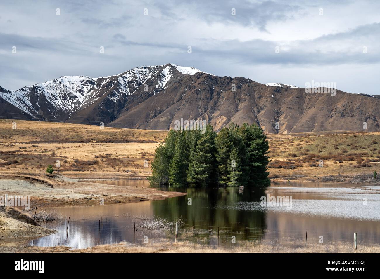 Vue panoramique sur la rive est du lac Tekapo. Belle vue en voiture le long de Lilybank Road depuis le parc du lac Tekapo vers Motuariki View point. Banque D'Images