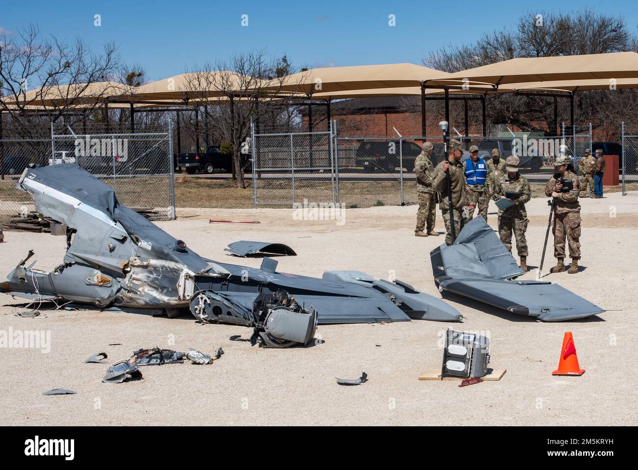 Les aviateurs affectés à l'escadre de la bombe de 7th identifient les parties d'un aéronef lors d'une simulation d'écrasement d'aéronef au cours d'un exercice d'assurance de mission à la base aérienne de Dyess, Texas, 23 mars 2022. L'exercice a été conçu pour donner aux membres la possibilité de tester leurs compétences tout en répondant à un accident d'avion. Banque D'Images