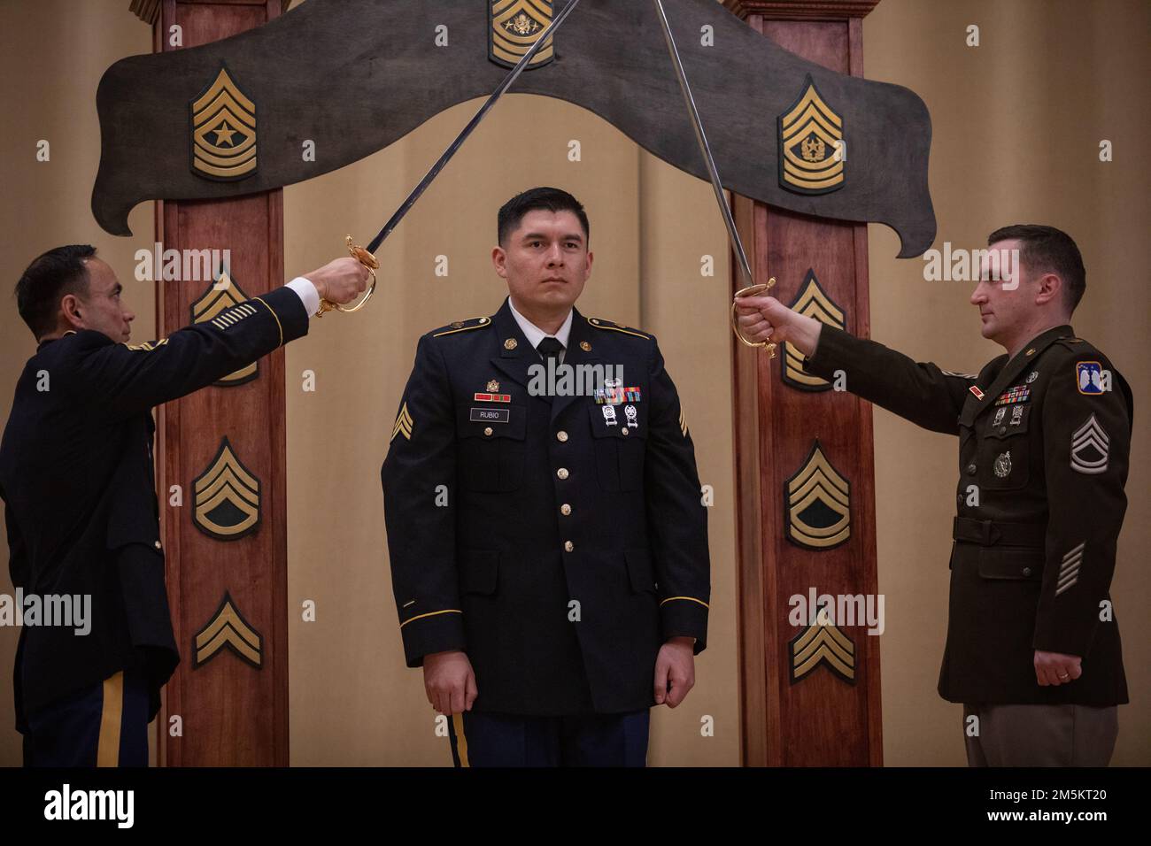 Le 46th Bataillon de soutien de l'aviation, 16th Brigade de l'aviation de combat, a organisé une cérémonie d'initiation de l'OEN au théâtre Evergreen, base interarmées Lewis-McChord, Washington, on 23 mars 2022. La cérémonie a servi de rite de passage pour 22 NCO nouvellement promus en 46th ASB et HHC, 16th CAB. Banque D'Images