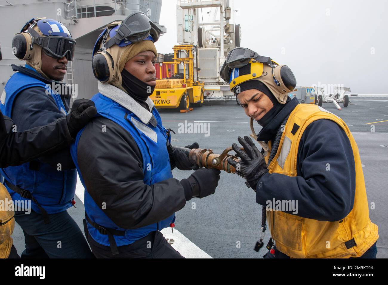 220323-N-TF178-1288 OCÉAN PACIFIQUE (23 mars 2022) – compagnon de bateau d'aviation (manutention) Airman Darien Haq, à droite, simule la pression du tuyau d'incendie pour le compagnon de bateau d'aviation Boatswain (manutention) 3rd classe Boyd Chipiro lors d'un forage de quartiers généraux à bord du navire d'assaut amphibie USS Makin Island (LHD 8), 23 mars. L'île Makin est en cours d'exploitation courante dans la flotte américaine 3rd. Banque D'Images