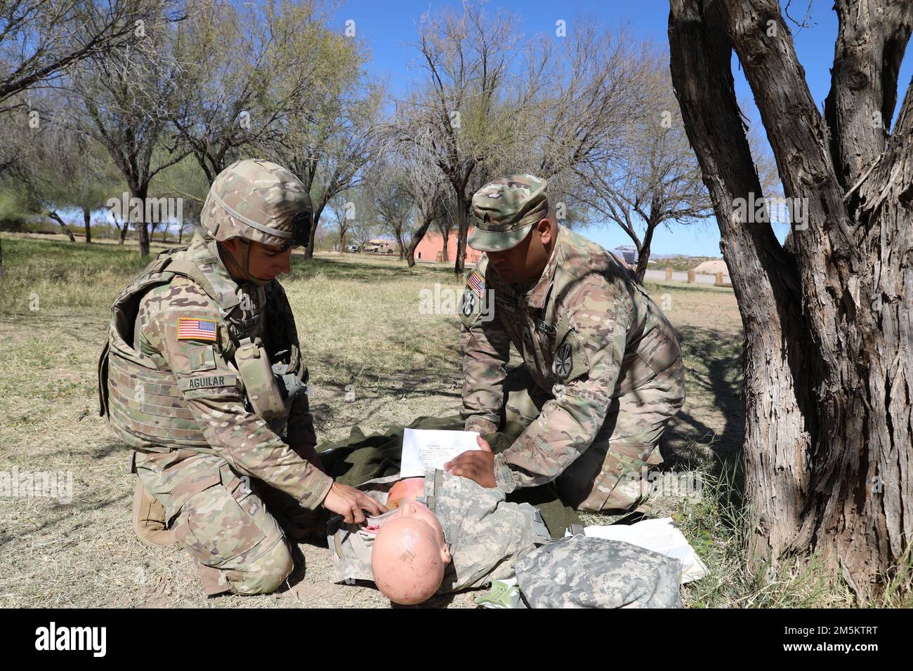 ÉTATS-UNIS Armée 2nd le lieutenant José Aguilar avec la compagnie médicale de soutien de zone 996th identifie une blessure pendant l'événement tactique de soins de victimes de combat (TCCC) de l'Ariz. Compétition du meilleur guerrier de la Garde nationale à la réserve militaire de Florence, à Florence, en Arizona, au 23 mars 2022. Banque D'Images