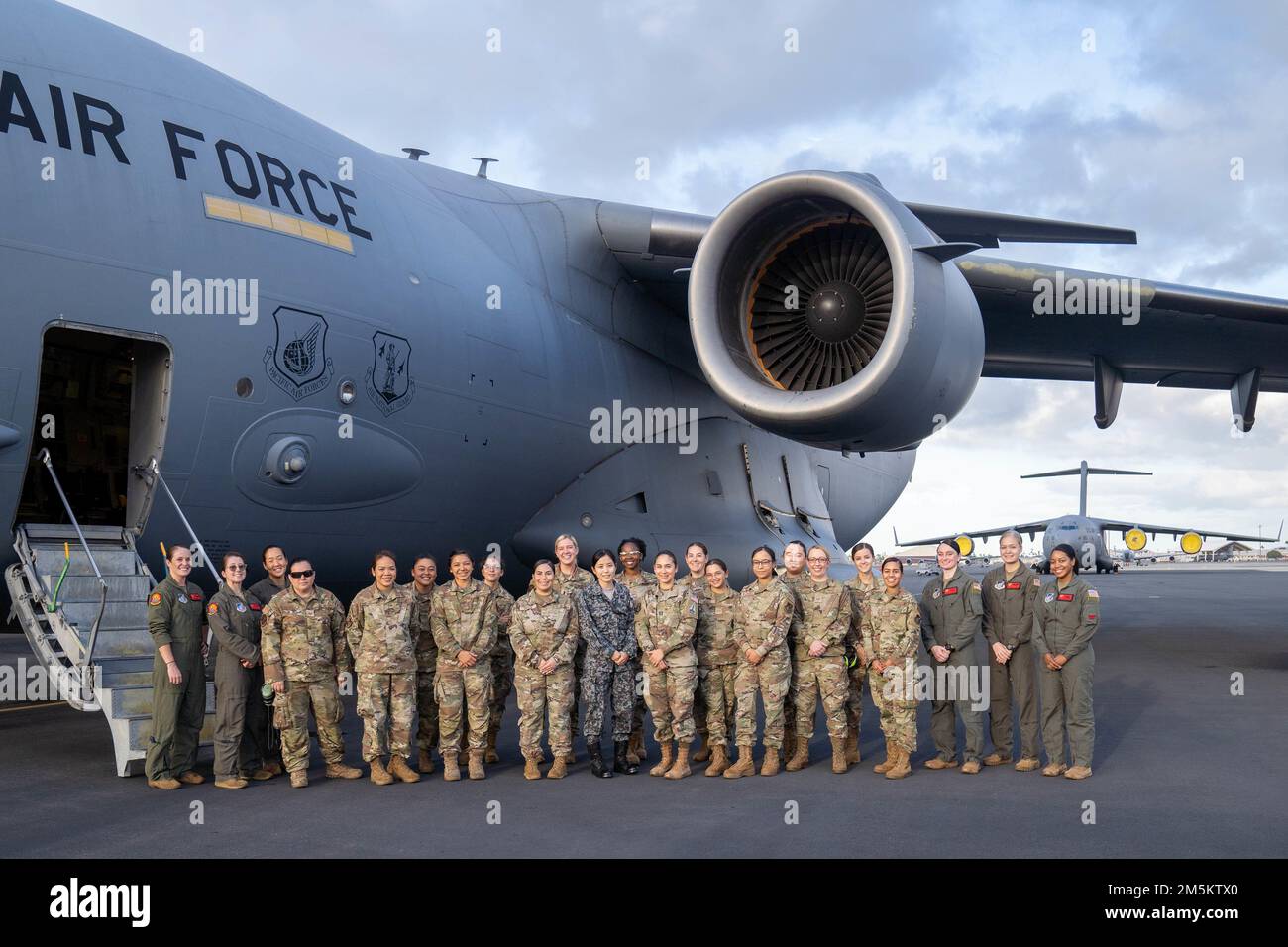 Des femmes du 535th e Escadron de transport aérien, du 15th e Groupe de maintenance et du 747th e Escadron Cyberspace se sont réunies pour un vol en l’honneur du mois de l’histoire des femmes à la base conjointe Pearl Harbour-Hickam 23 mars 2022. L'équipage de conduite a mené un exercice d'entraînement contenant des vols de bas niveau autour des îles ainsi qu'une mission de ravitaillement avec la Garde nationale aérienne d'Hawaï en 154th. Banque D'Images