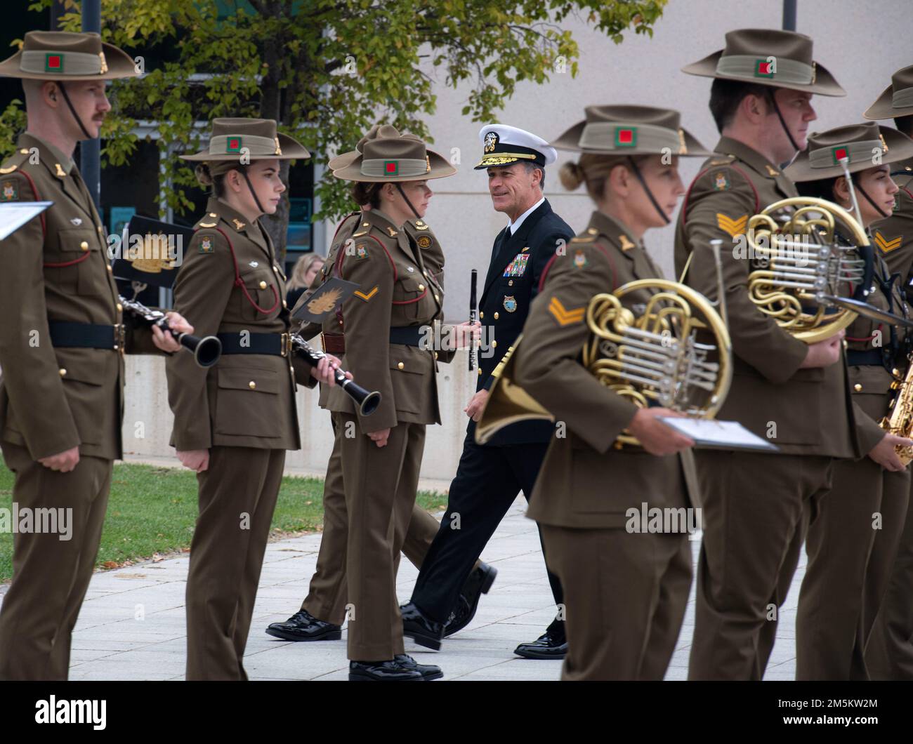 CANBERRA (24 mars 2022) Commandant, États-Unis John C. Aquilino, SMA du Commandement Indo-Pacifique, participe à un examen de la Garde d'honneur alors qu'il arrive au quartier général de la Force de défense australienne pour une conférence téléphonique avec le secrétaire de la Défense australien Greg Moriarty et le vice-amiral David Johnston, chef de la Force de défense, pour discuter de la sécurité régionale. Aquilino se rend en Australie au cours d'un voyage multipays pour rencontrer les dirigeants régionaux afin de renforcer les relations américaines et de réaffirmer l'importance d'une Indo-Pacifique libre et ouverte. Banque D'Images