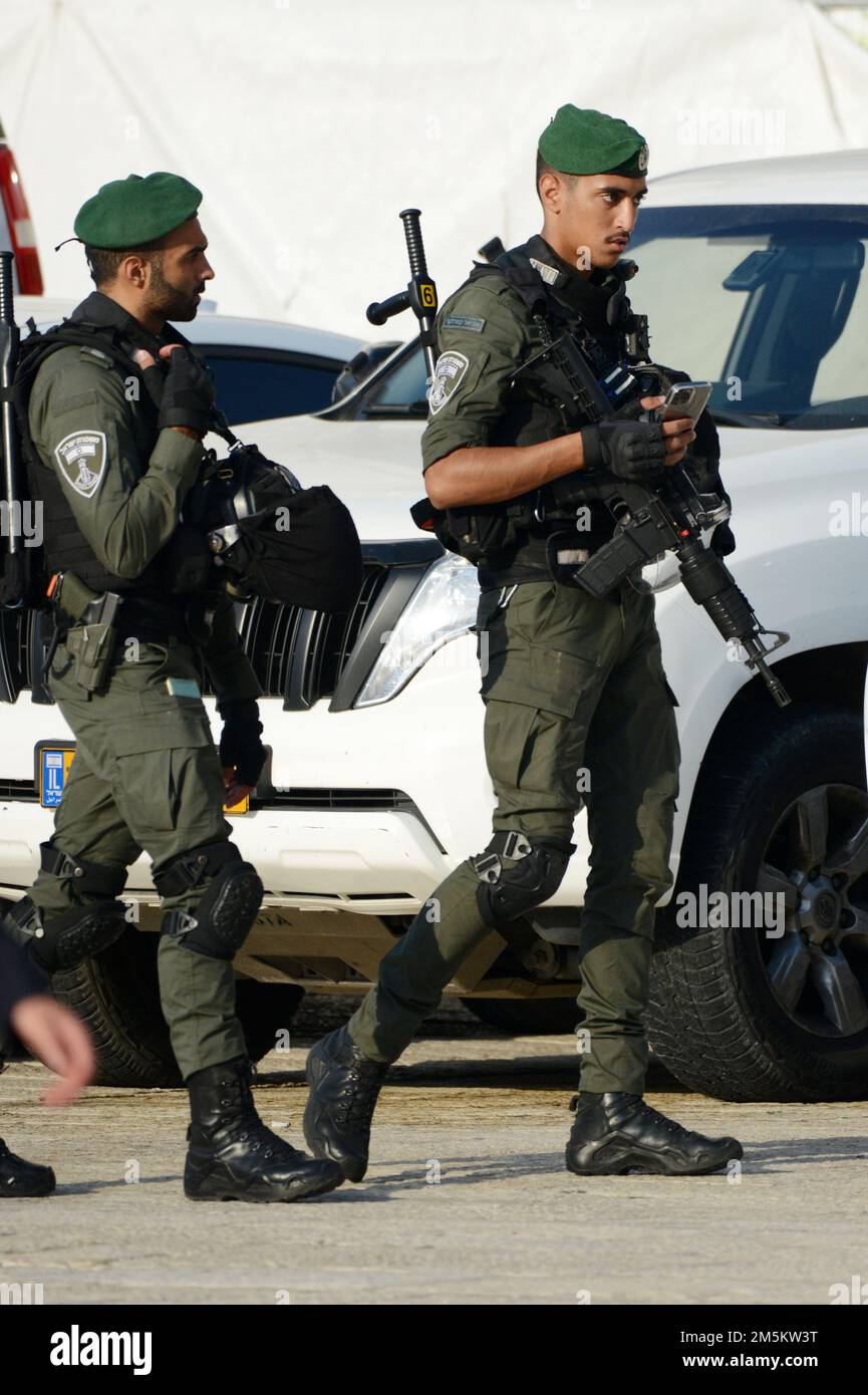 Des soldats de la police des frontières israélienne dans une patrouille de sécurité dans la vieille ville de Jérusalem. Banque D'Images