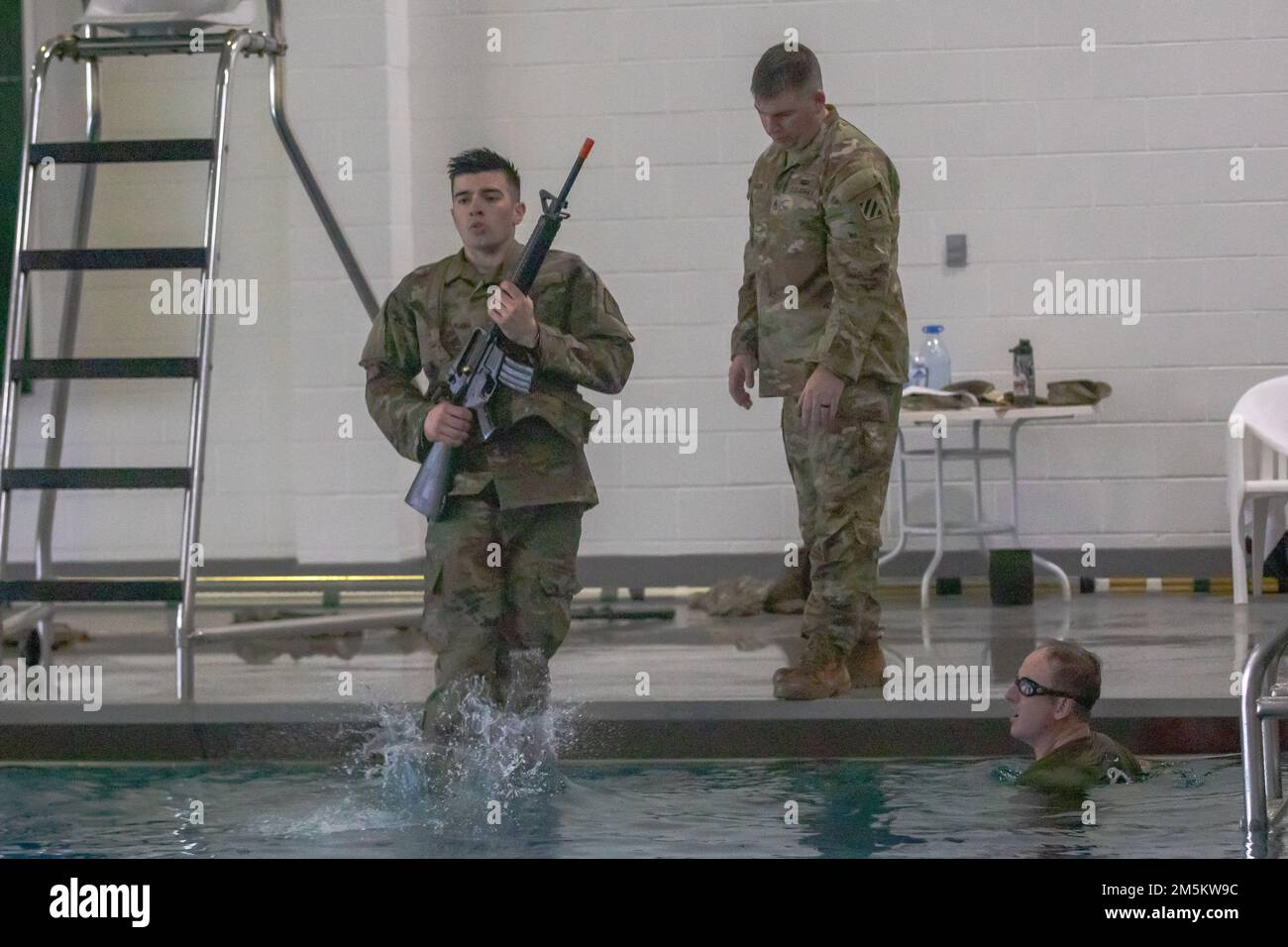 ÉTATS-UNIS Skylar Steen, un régleur de parachutistes représentant le commandement de la troupe de Marietta de 78th, la Garde nationale de l'armée de Géorgie, dirige l'épreuve de natation lors de la compétition du meilleur guerrier de la Garde nationale de Géorgie de 2022 à fort Stewart, en Géorgie, au 22 mars 2022. La compétition du meilleur guerrier teste la préparation et l’adaptation de nos forces, préparant nos gardes de Géorgie à relever les défis imprévisibles d’aujourd’hui. Banque D'Images