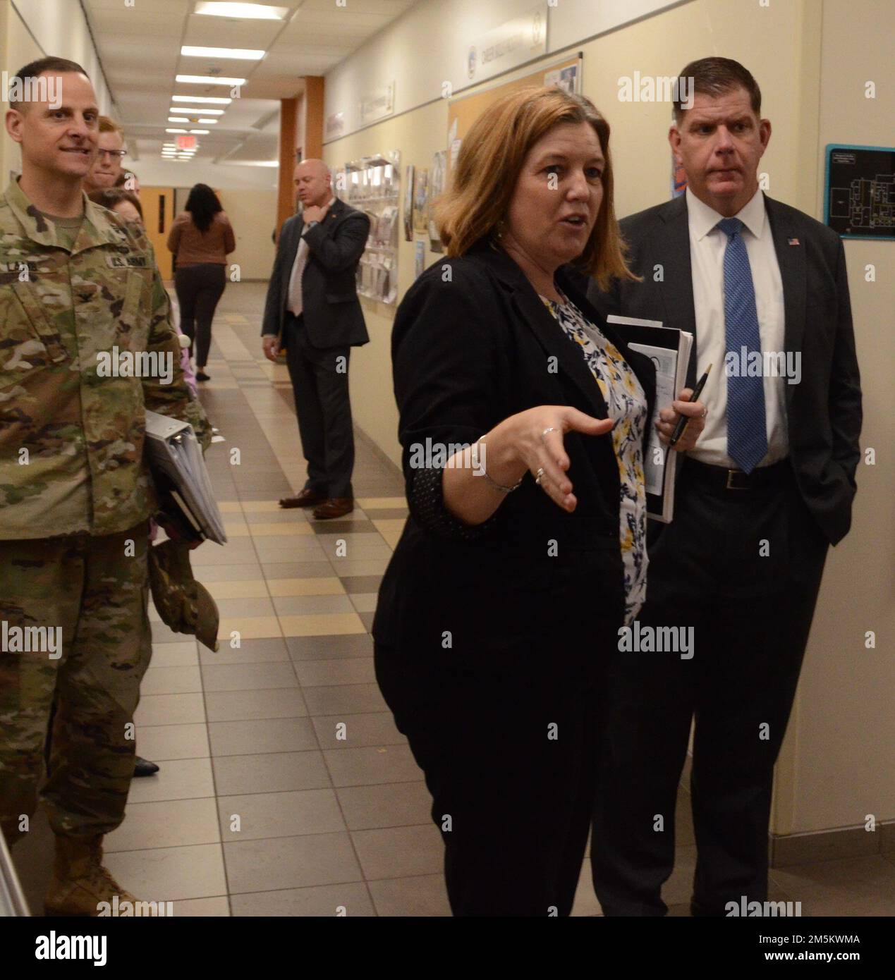 Heather Albright, directrice de la Direction du personnel et des escortes de préparation familiale Secrétaire du travail Martin Walsh et le colonel Phil Lamb, commandant de la base conjointe Lewis-McChord, autour du Centre de carrière Hawk sur le JBLM, 23 mars. Banque D'Images