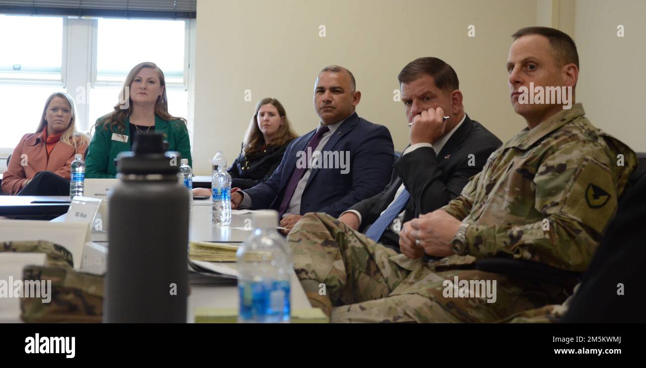 Le secrétaire au travail, Martin Walsh, deuxième de droite, et le colonel Phil Lamb, de droite, commandant de la base conjointe Lewis-McChord, écoutent les participants à la table ronde du Centre de carrière Hawk sur le JBLM, 23 mars. Banque D'Images
