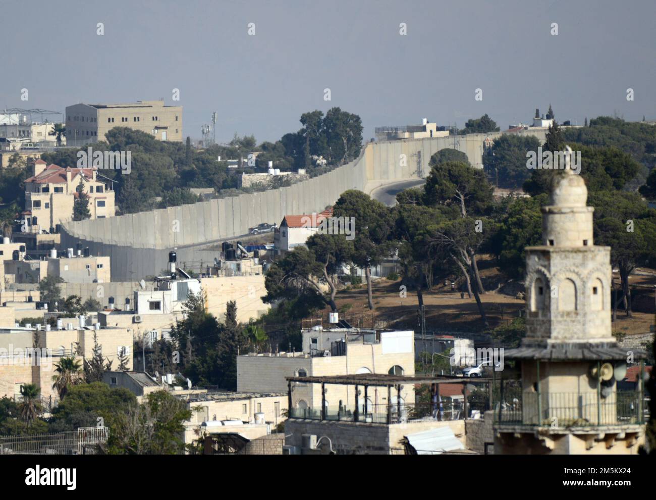 Des publicités pendues sur le mur-barrière construit par Israël en Cisjordanie, en Palestine. Banque D'Images