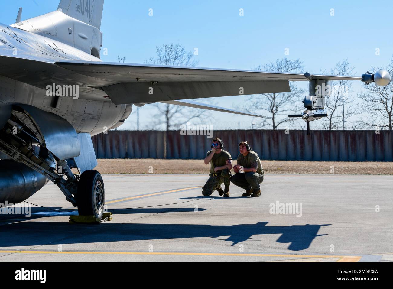 Le premier Airman Ryan Munson et le premier Airman Tristan Marsh, 555th unité de maintenance d'aéronefs F-16 chefs d'équipage de faucon de combat, vérifiez le mouvement de contrôle de vol sur un F-16 à la base aérienne d'Aviano, Italie, 23 mars 2022. Les opérations de l’UMA de 555th appuient la déclaration de l’OTAN sur la détermination et la cohésion de l’Alliance au cours du renforcement des services de police aérienne. Les fonctions d'un chef d'équipe comprennent la supervision de l'entretien quotidien, l'identification des dysfonctionnements et le remplacement des pièces, la conduite d'inspections et la tenue de dossiers, ainsi que la coordination des soins aux aéronefs. Banque D'Images