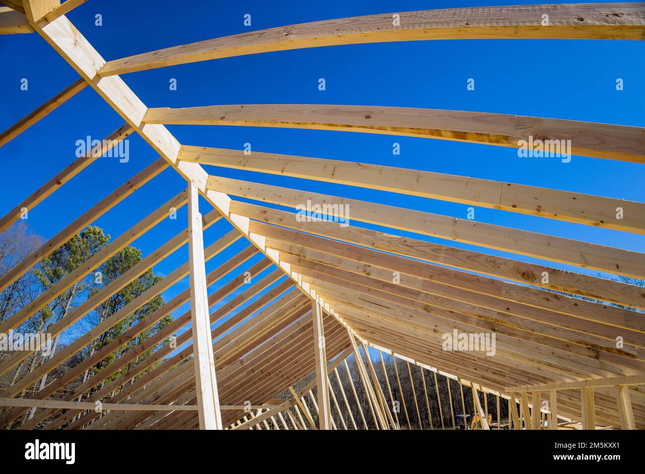 Construction d'une poutre de toit en bois récemment construite depuis un cadre de structure de barres Banque D'Images