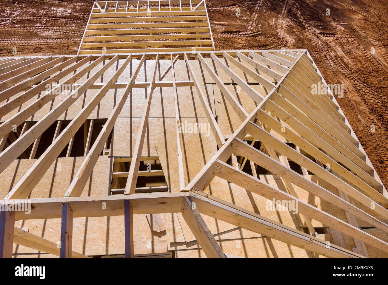 Installation d'une poutre de toit en bois sur une maison de bâton déjà construite avec des barres de cadre d'utilisation Banque D'Images