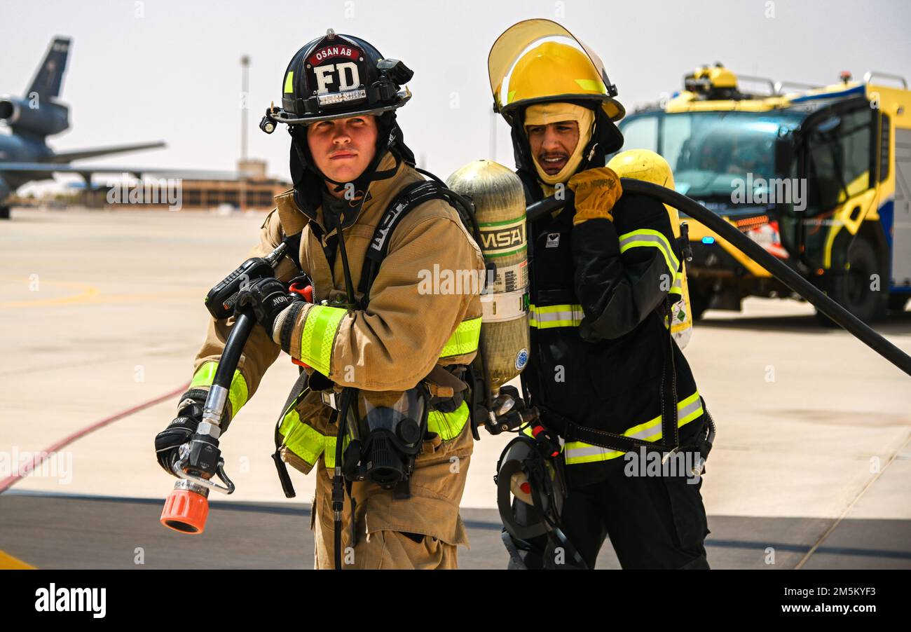 ÉTATS-UNIS Les pompiers de la Force aérienne de l'escadron du génie civil de l'Escadre expéditionnaire de l'air 378th s'entraînent aux côtés des pompiers de la Force aérienne royale saoudienne lors du rassemblement annuel de sécurité de la RSAF à la base aérienne du Prince Sultan, Royaume d'Arabie saoudite, au 23 mars 2022. Les deux équipes ont répondu à une simulation d'incident au sol lors du rassemblement annuel de la sécurité de la Royal Saudi Air Force, renforçant encore l'interopérabilité entre les deux services. Banque D'Images