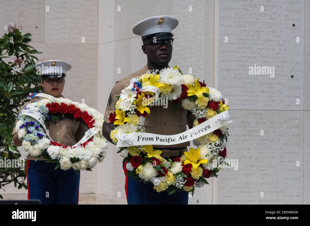 A ÉTATS-UNIS Marine se prépare à aider le commandant de la Force aérienne du Pacifique, aux États-Unis Le général de l'armée de l'air Ken Wilsbach et Cindy Wilsbach, première dame du PACAF, en posant une couronne en l'honneur d'Anzac, ou corps de l'armée australienne et néo-zélandaise, jour au cimetière commémoratif national du Pacifique, Honolulu, Hawaii, 25 avril 2022. Chaque année, le jour de l'Anzac, les Australiens et les Néo-Zélandais marquent l'anniversaire du débarquement de 25 avril 1915 à Gallipoli, pendant la première Guerre mondiale Banque D'Images